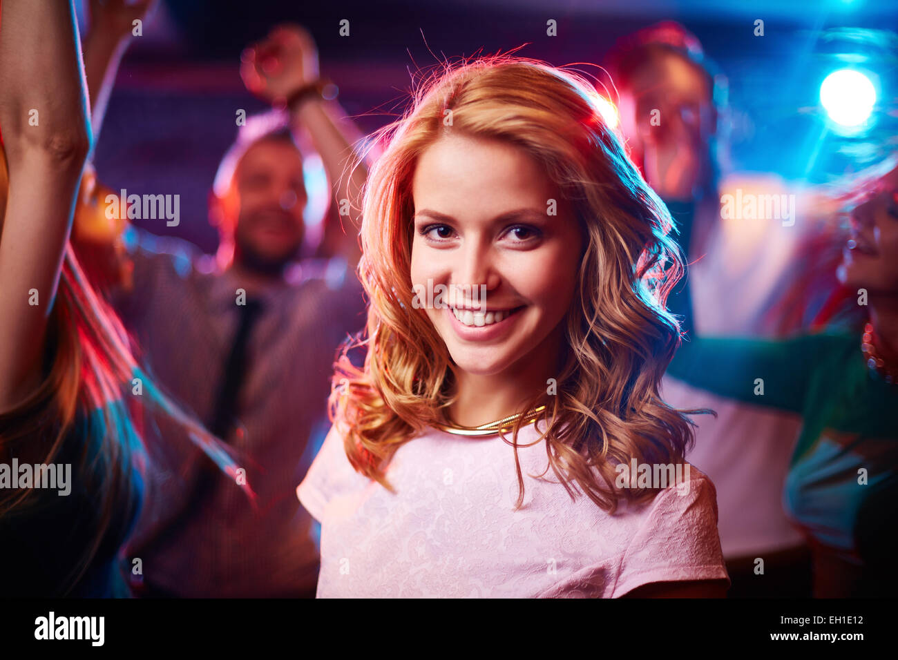 Portrait of young woman in nightclub Banque D'Images