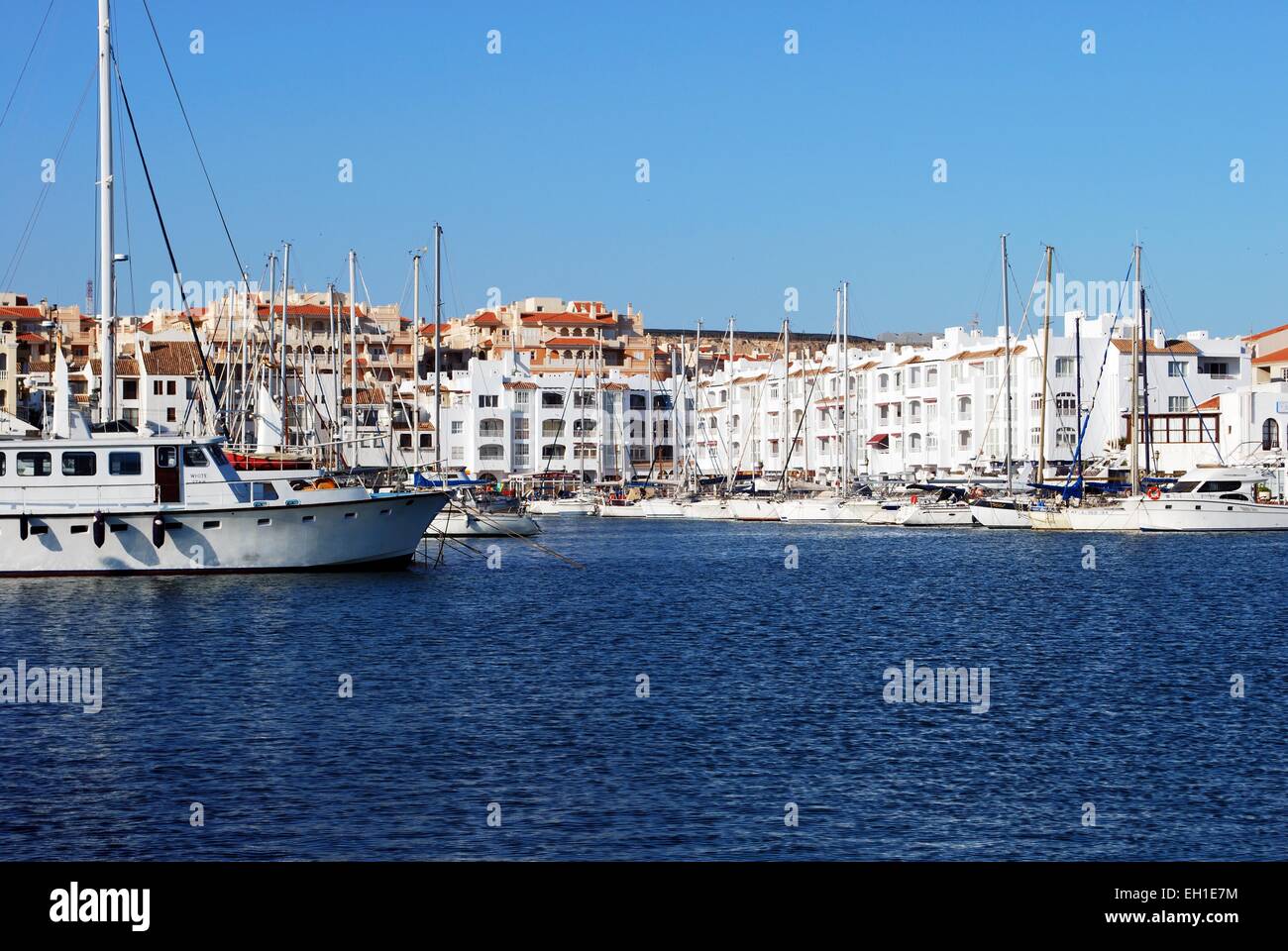 Yachts dans la marina avec appartements à l'arrière, Almerimar, la Province d'Almeria, Andalousie, Espagne, Europe de l'Ouest. Banque D'Images