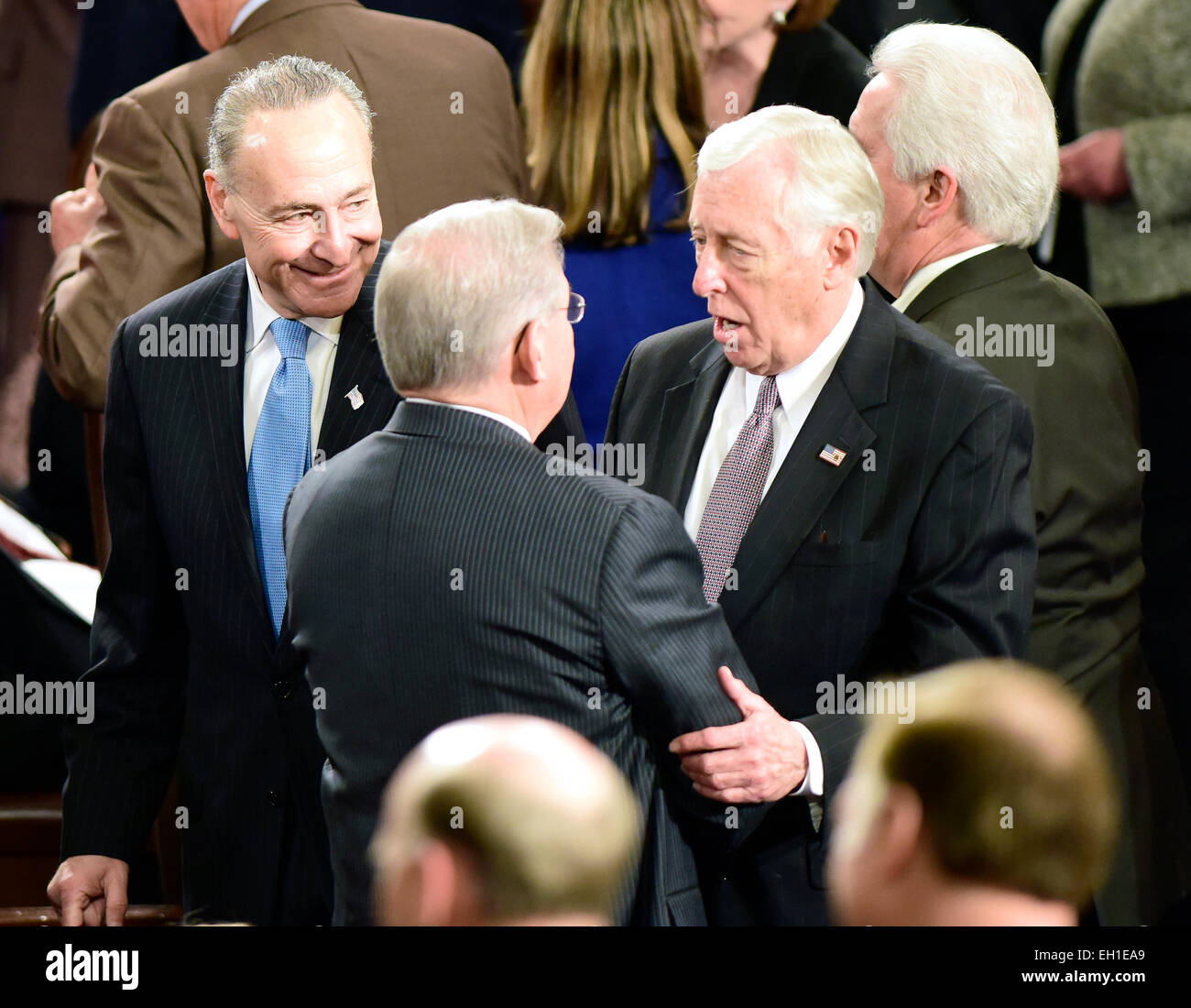 Le sénateur américain Chuck Schumer (démocrate de New York) sur l'air de gauche comme le sénateur américain Bob Menendez (démocrate du New Jersey), centre, et U.S. House Whip minoritaire Steny Hoyer (démocrate du Maryland) s'engager dans une conversation avant le Premier Ministre Benjamin Netanyahu d'Israël fournissant une adresse à une session conjointe du Congrès des États-Unis dans le Capitole à Washington, D.C., le mardi 3 mars, 2015. Credit : Ron Sachs / CNP (restriction : NO New York ou le New Jersey Journaux ou journaux dans un rayon de 75 km de la ville de New York) - AUCUN FIL SERVICE - Banque D'Images