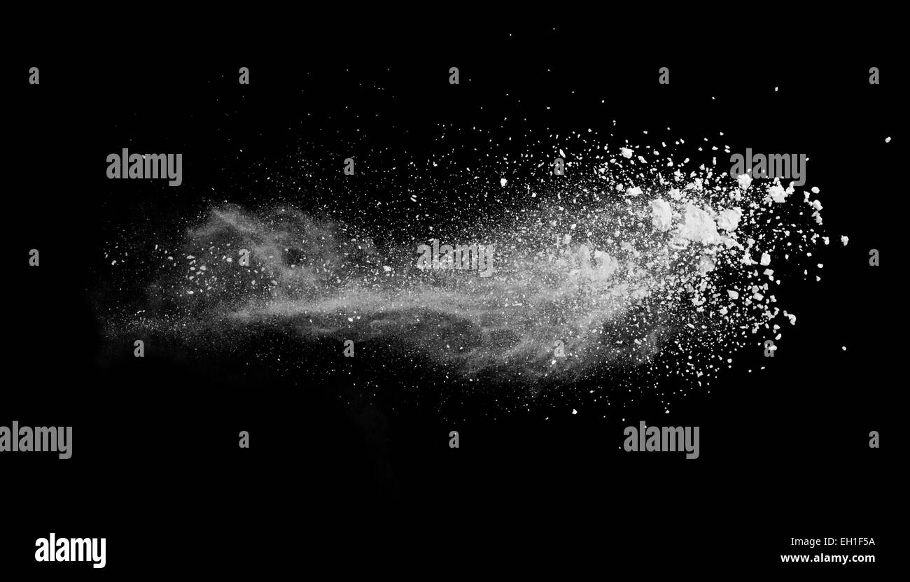 Motion de gel d'explosion de poussière blanc isolé sur fond noir Banque D'Images