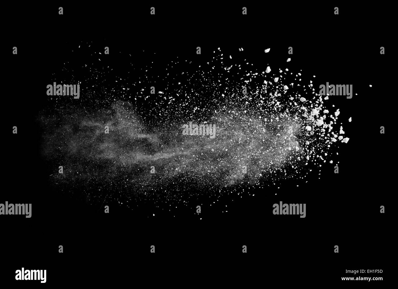 Motion de gel d'explosion de poussière blanc isolé sur fond noir Banque D'Images