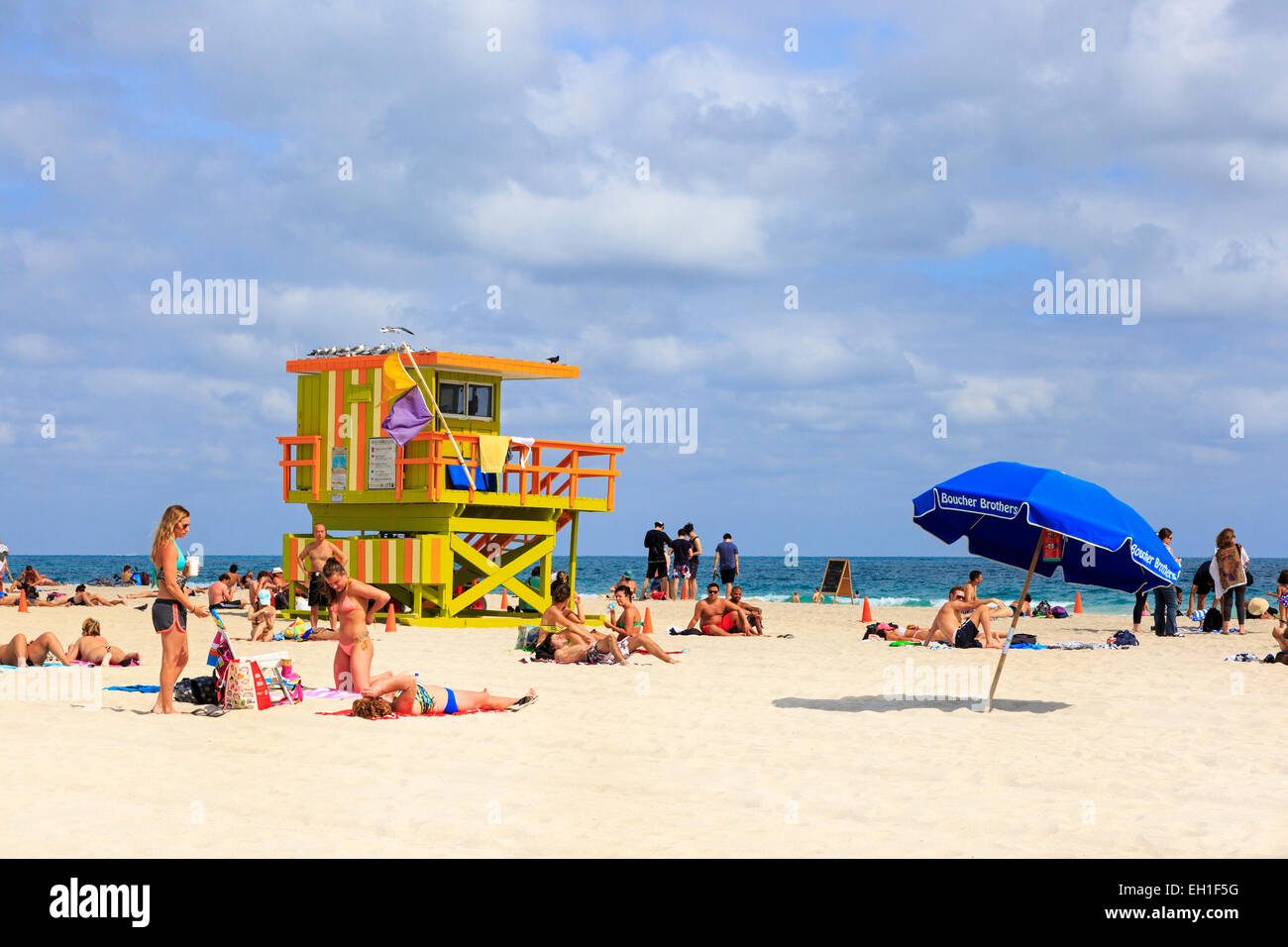 Les touristes de soleil sur South Beach, Miami, Floride, USA Banque D'Images