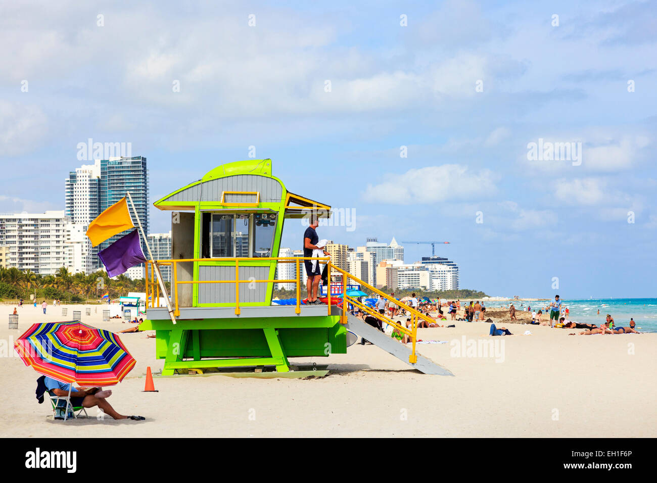 South Beach, Miami, vue sur l'océan avec l'océan Pacifique et du maître-nageur d'abris, Miami, Floride, USA Banque D'Images