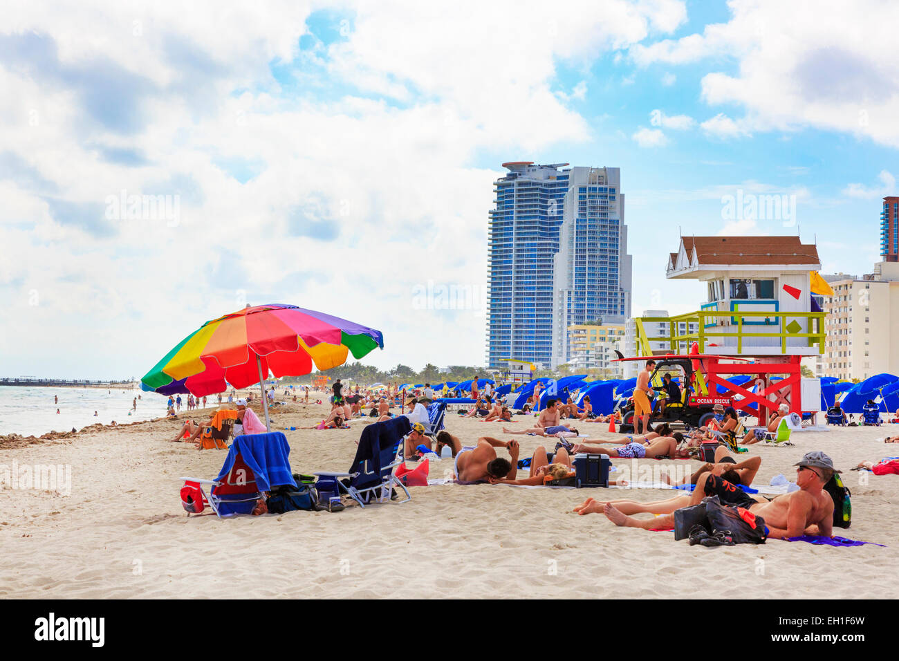 South Beach, Miami, vue sur l'océan avec l'océan Pacifique et du maître-nageur d'abris, Miami, Floride, USA Banque D'Images South Beach, Miami, vue sur l'océan avec l'océan Pacifique et du maître-nageur d'abris, Miami, Floride, USA Banque D'Images