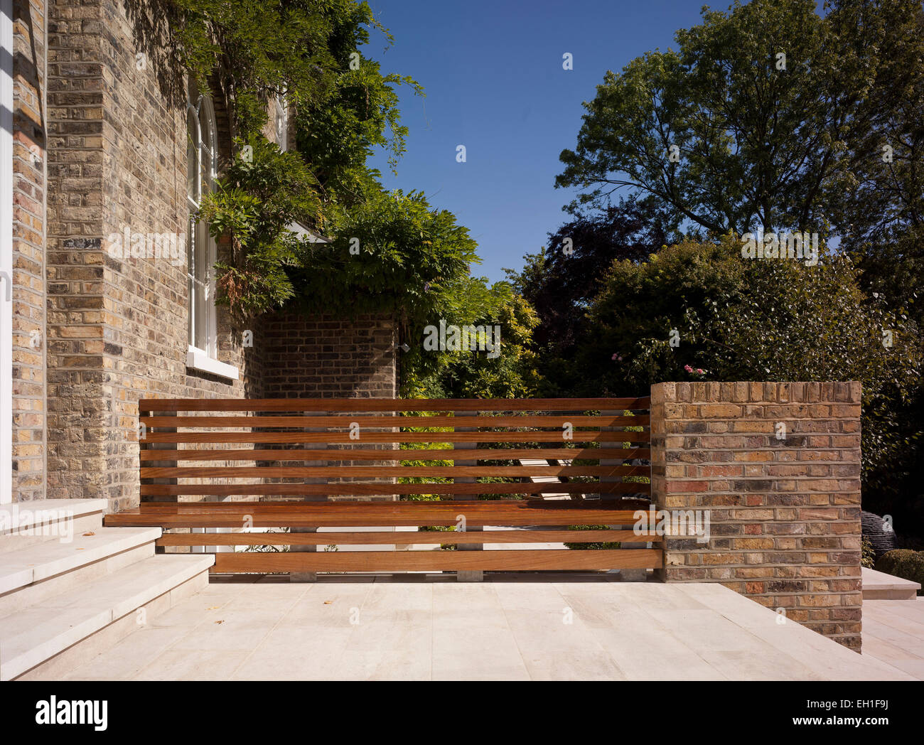 Chambre Shooters Hill, Londres, Royaume-Uni. Architecte : Charles Barclay architectes, 2012. Terrasse en pierre avec le bois extérieur Banque D'Images