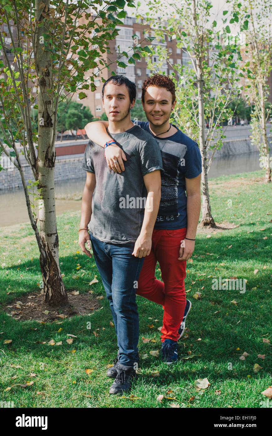 Loving couple gay dans outsite Banque D'Images