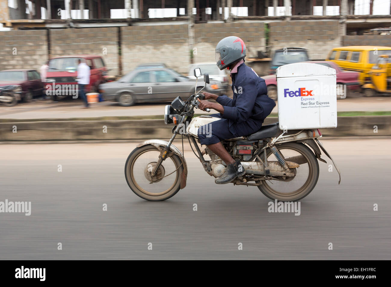 Lagos, Nigeria ; vélo de livraison Fedex au travail Banque D'Images