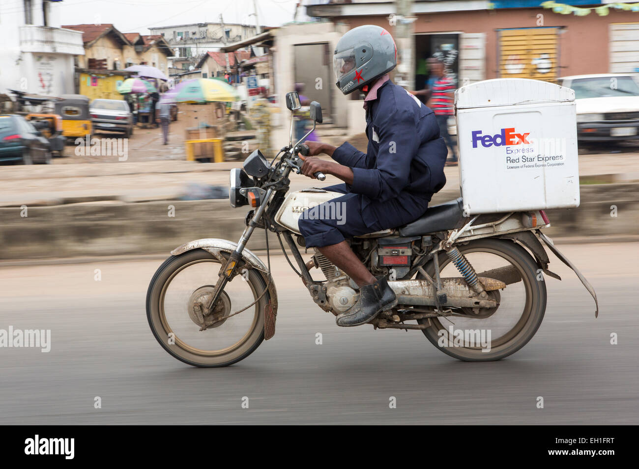 Lagos, Nigeria ; vélo de livraison Fedex au travail Banque D'Images