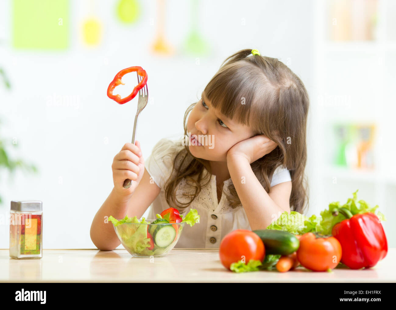 Cute little girl ne pas vouloir manger des aliments sains Banque D'Images