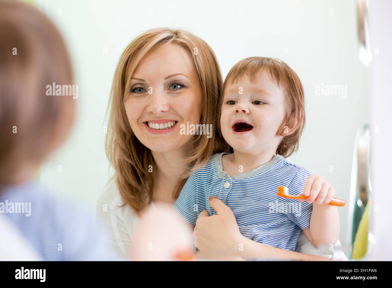 L'enseignement de mère enfant le brossage des dents Banque D'Images