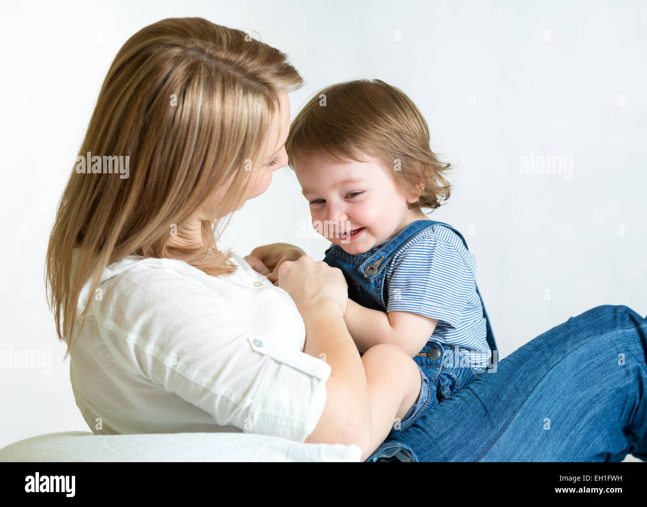 Mère et enfant s'amusant passe-temps. Parenthood bonheur la conception. Banque D'Images