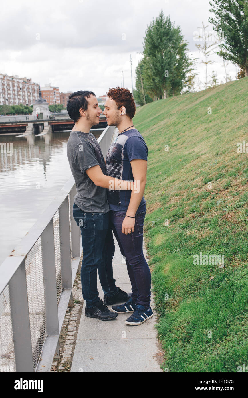 Loving couple gay dans outsite Banque D'Images