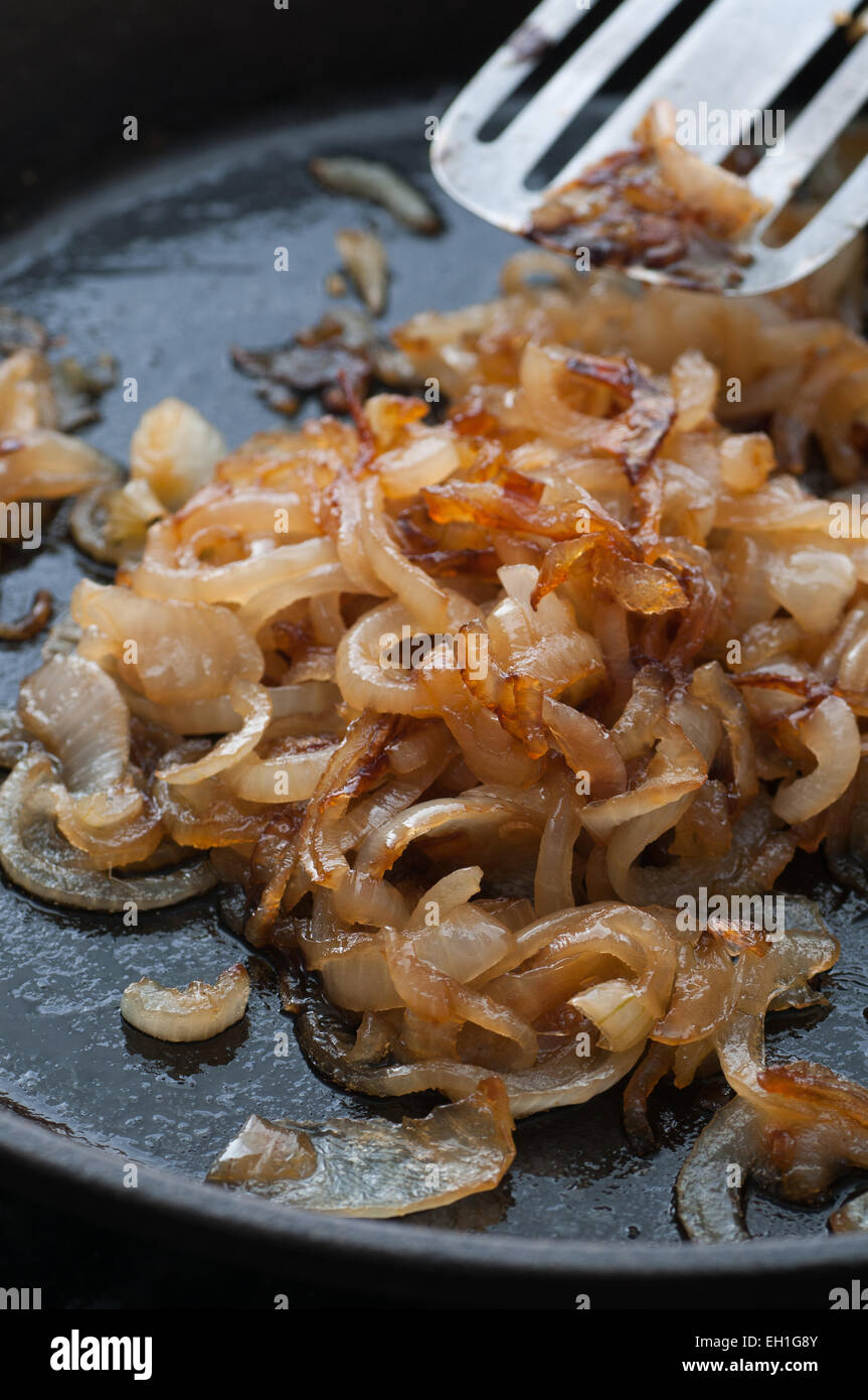 Oignons caramélisés à la poêle. Banque D'Images