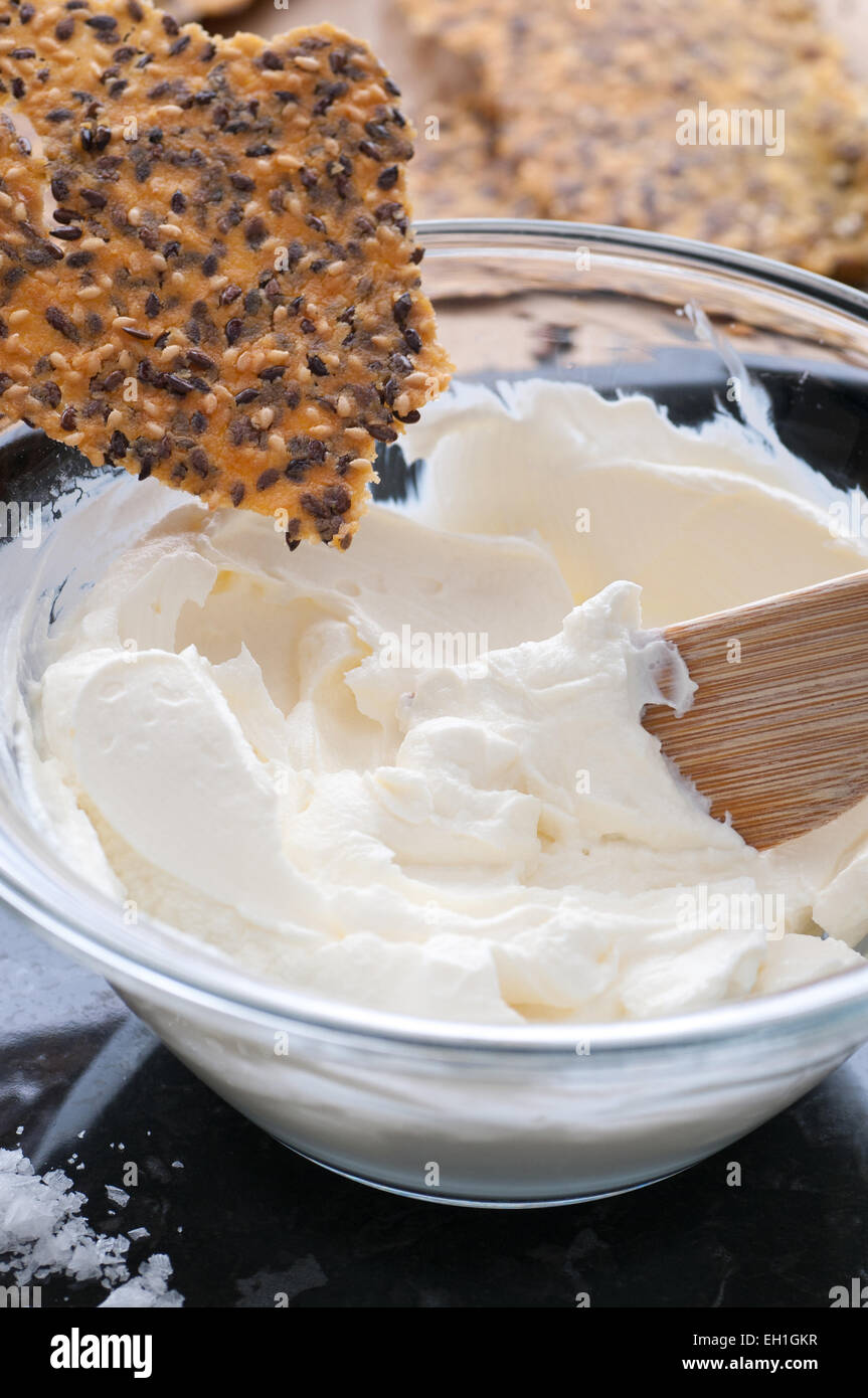 Du yaourt fait maison fromage et pain sans gluten Banque D'Images