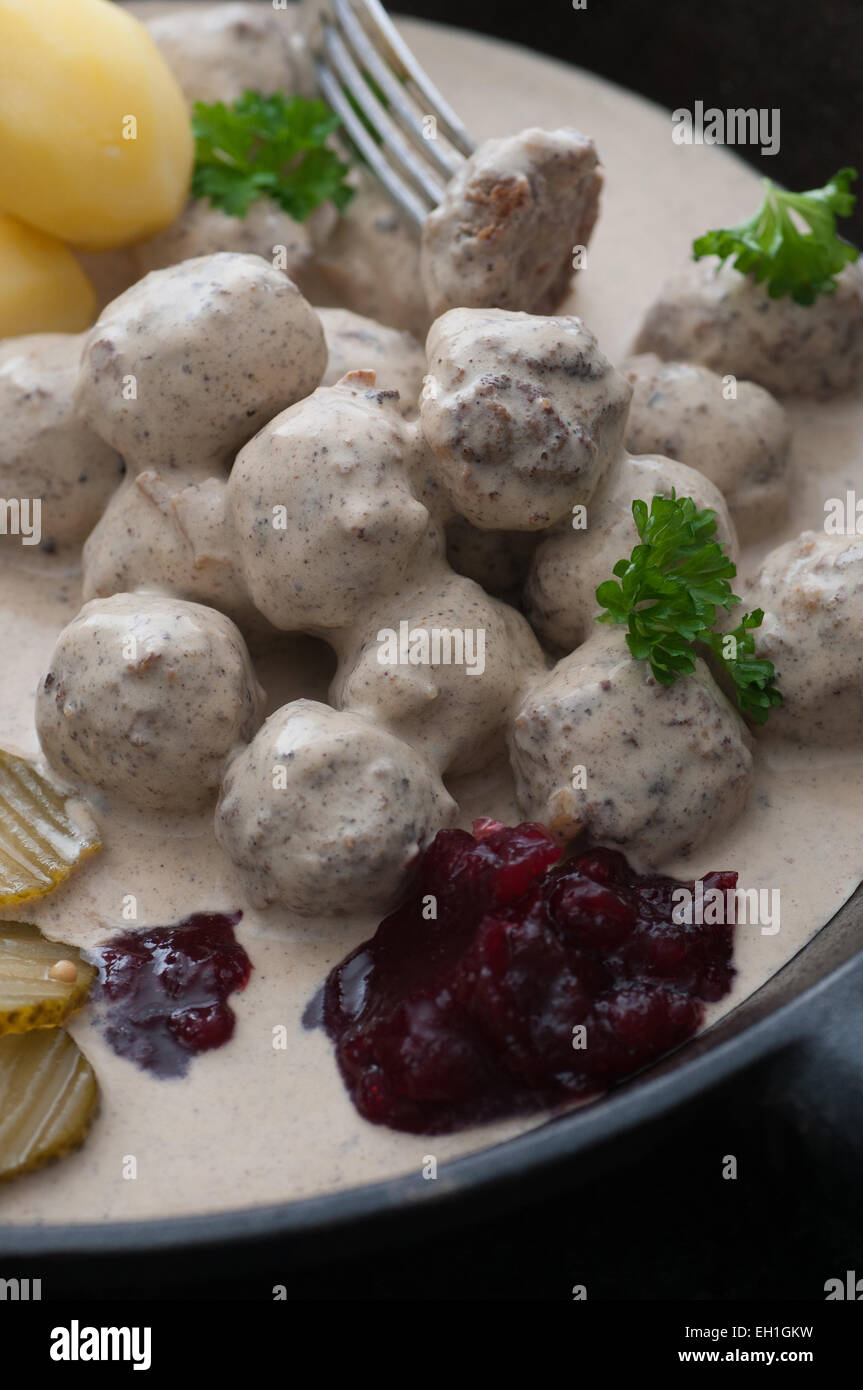 Des boulettes en sauce. Servi avec Pommes de terre, cornichon et confiture d'airelles. Banque D'Images