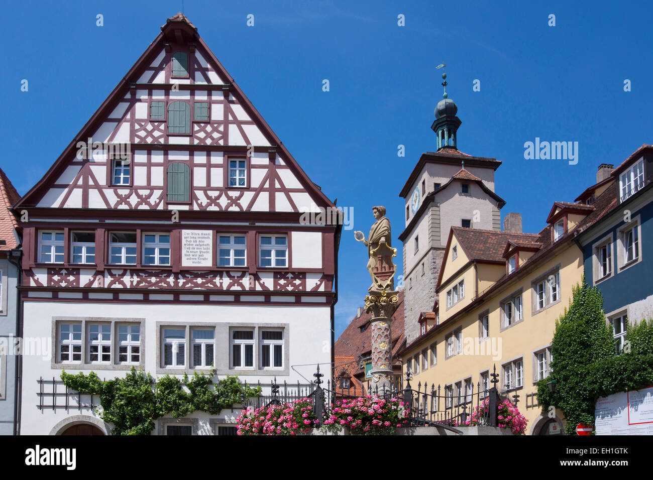 Seelbrunnen avec sculpture fontaine de Minerve, kapellenplatz, Rothenburg ob der Tauber, Bavaria, Germany, Europe Banque D'Images