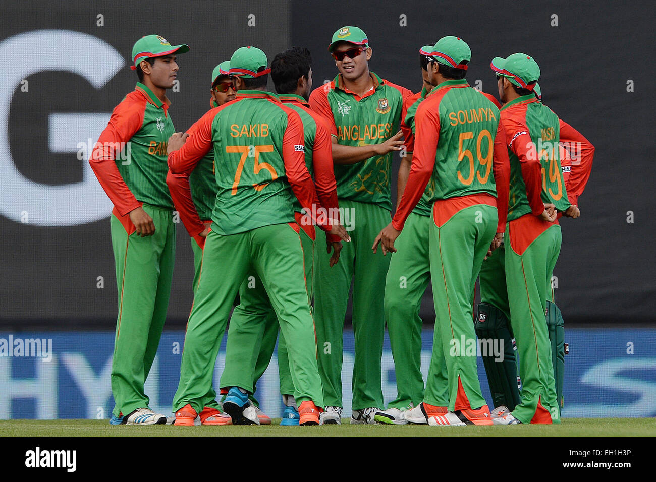 Nelson, Nouvelle-Zélande. 5Th Mar, 2015. Le Bangladesh de l'équipe de célébrer après avoir demandé le guichet de Calum MacLeod de l'Écosse au cours de l'ICC Cricket World Cup Match entre le Bangladesh et l'Écosse à Saxton Oval le 5 mars 2015 à Nelson, en Nouvelle-Zélande. Photo : afp/Alamy Live News Banque D'Images