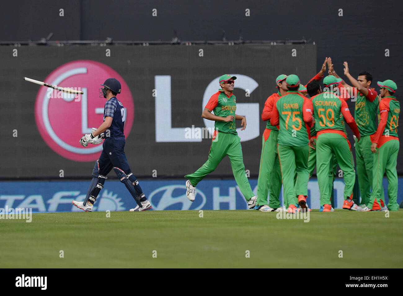 Nelson, Nouvelle-Zélande. 5Th Mar, 2015. Le Bangladesh de l'équipe de célébrer après avoir demandé le guichet de Calum MacLeod de l'Écosse (L) au cours de l'ICC Cricket World Cup Match entre le Bangladesh et l'Écosse à Saxton Oval le 5 mars 2015 à Nelson, Nouvelle-Zélande, mettez en surbrillance. Photo : afp/Alamy Live News Banque D'Images