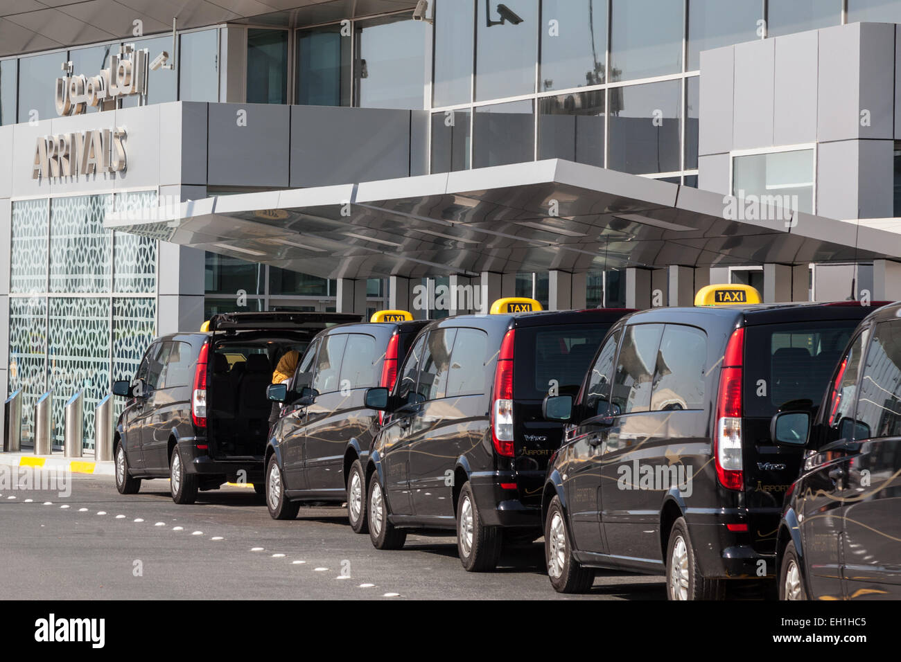 Taxis à l'Aéroport International d'Abu Dhabi. 19 décembre 2014 à Abu Dhabi, Émirats Arabes Unis Banque D'Images