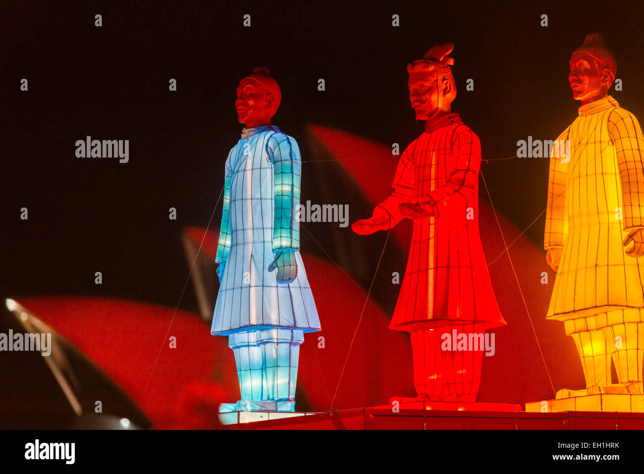 Les lanternes des guerriers de terre cuite en face de l'Opéra de Sydney illuminée en rouge la nuit pour marquer le Nouvel An chinois Banque D'Images