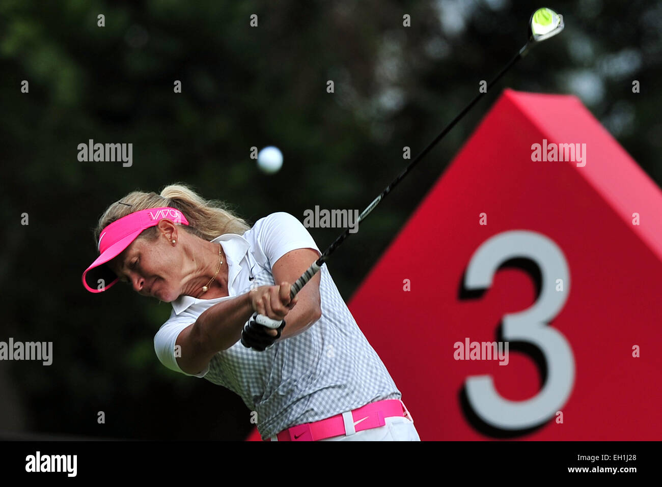 (150305)-- Singapour, le 5 mars 2015 (Xinhua) -- Suzann Pettersen de Norvège tees off au premier tour de 2015 femmes HSBC Champions à Singapour Sentosa Golf Club du cours Serapong à Singapour, le 5 mars 2015. (Xinhua/puis Chih Wey) Banque D'Images