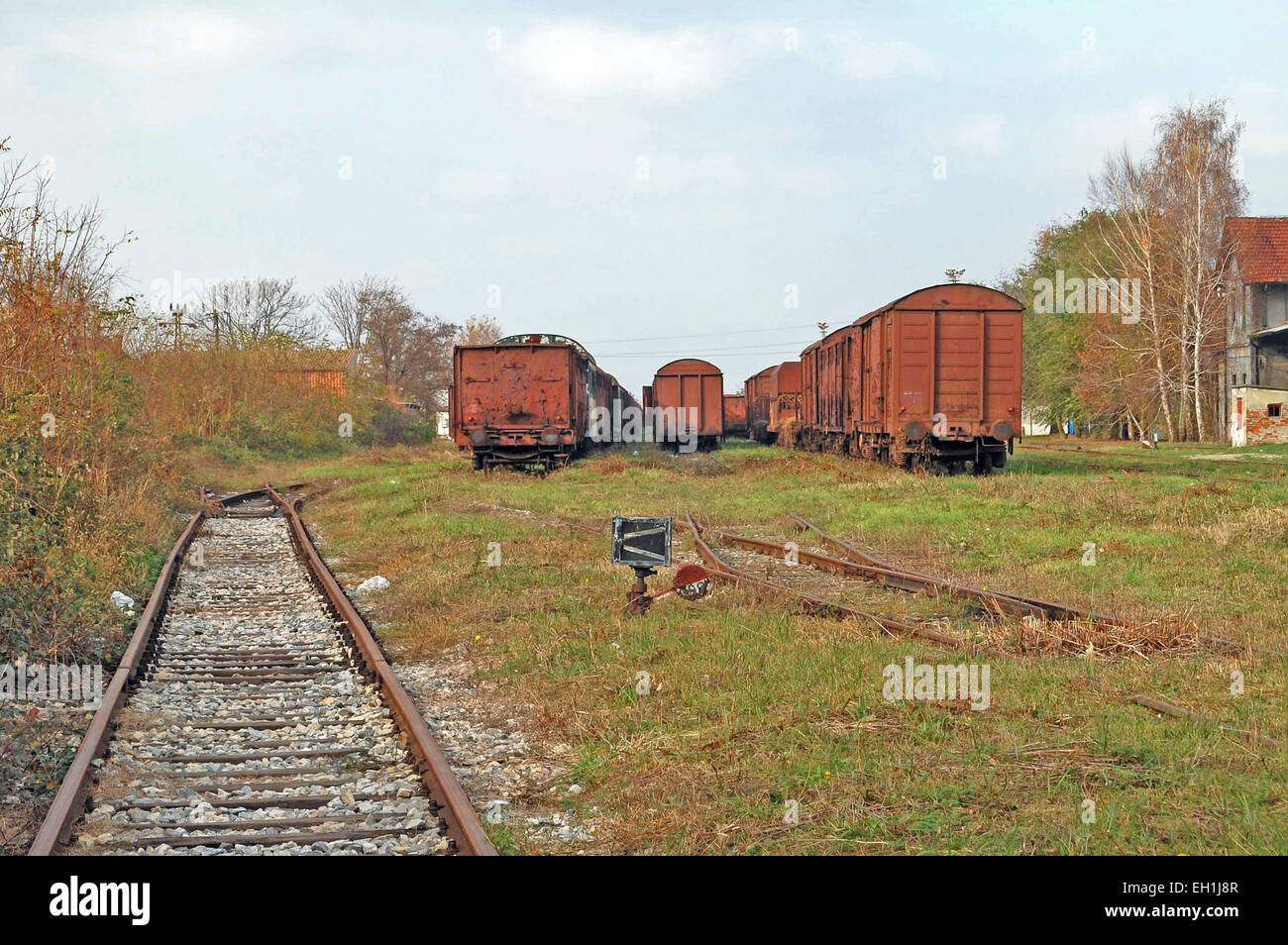 Ancienne voie de branchements et les wagons debout à la station. Banque D'Images