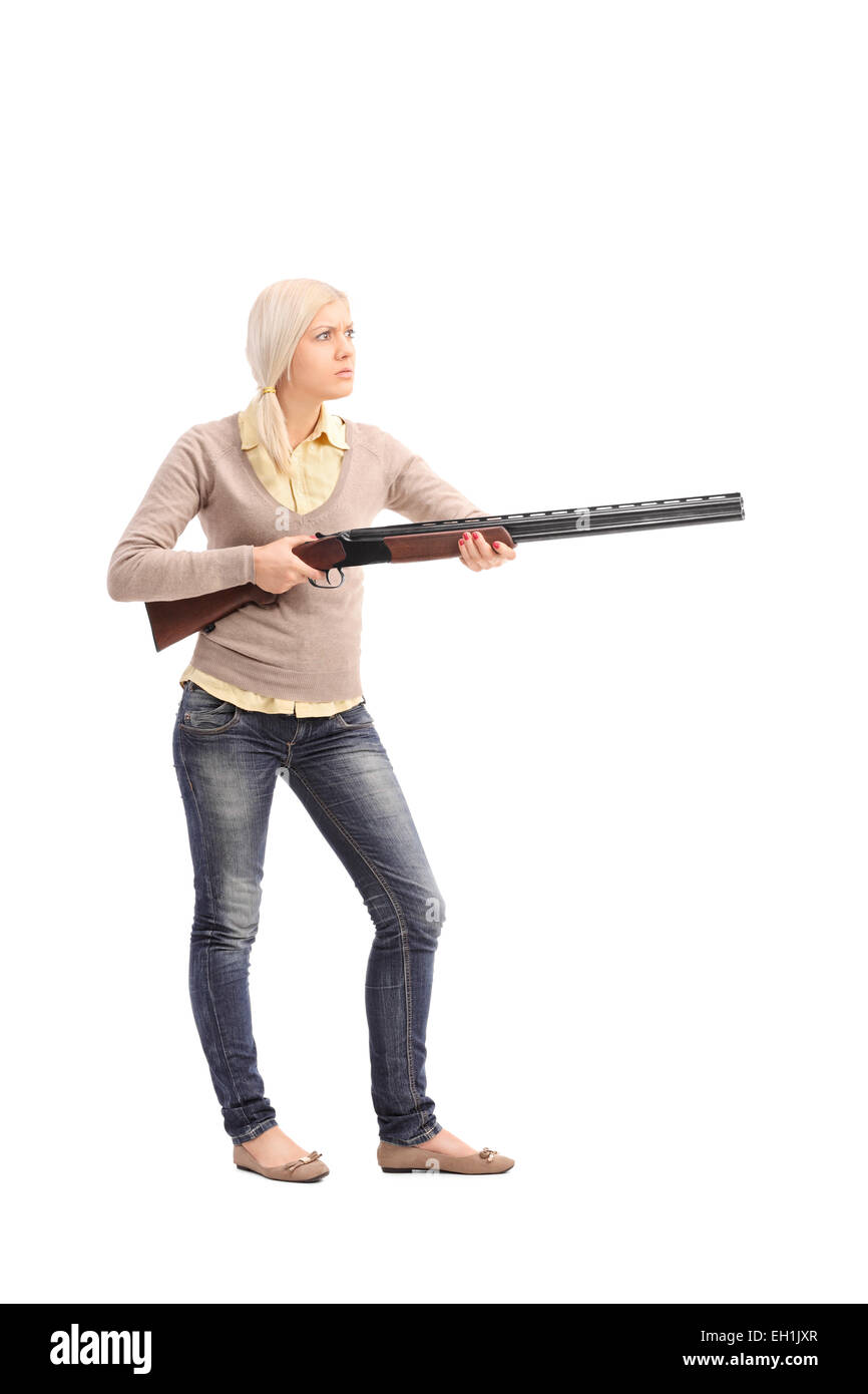 Portrait d'une femme tenant un fusil furieux isolé sur fond blanc Banque D'Images