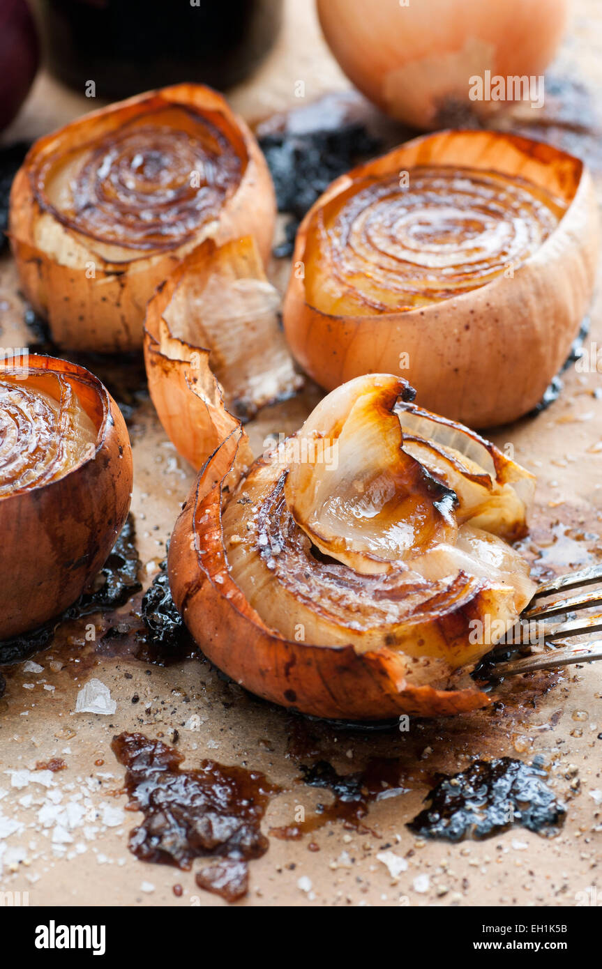 Les oignons jaunes rôties au vinaigre balsamique et huile d'olive. Épicé avec du sel de mer et poivre noir. Banque D'Images