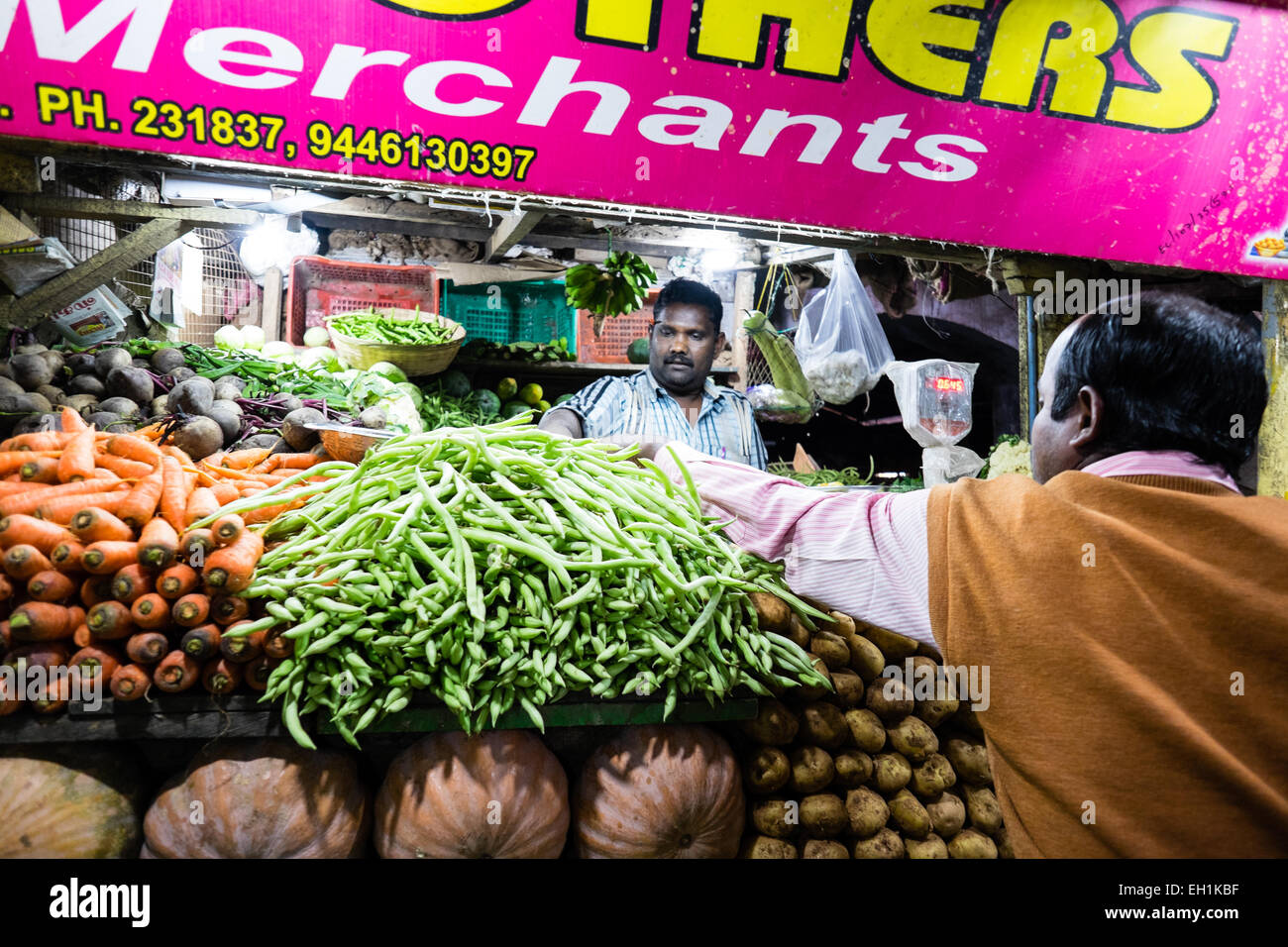 Un décrochage titulaire et ses produits du marché, marché Munnar, Inde Banque D'Images