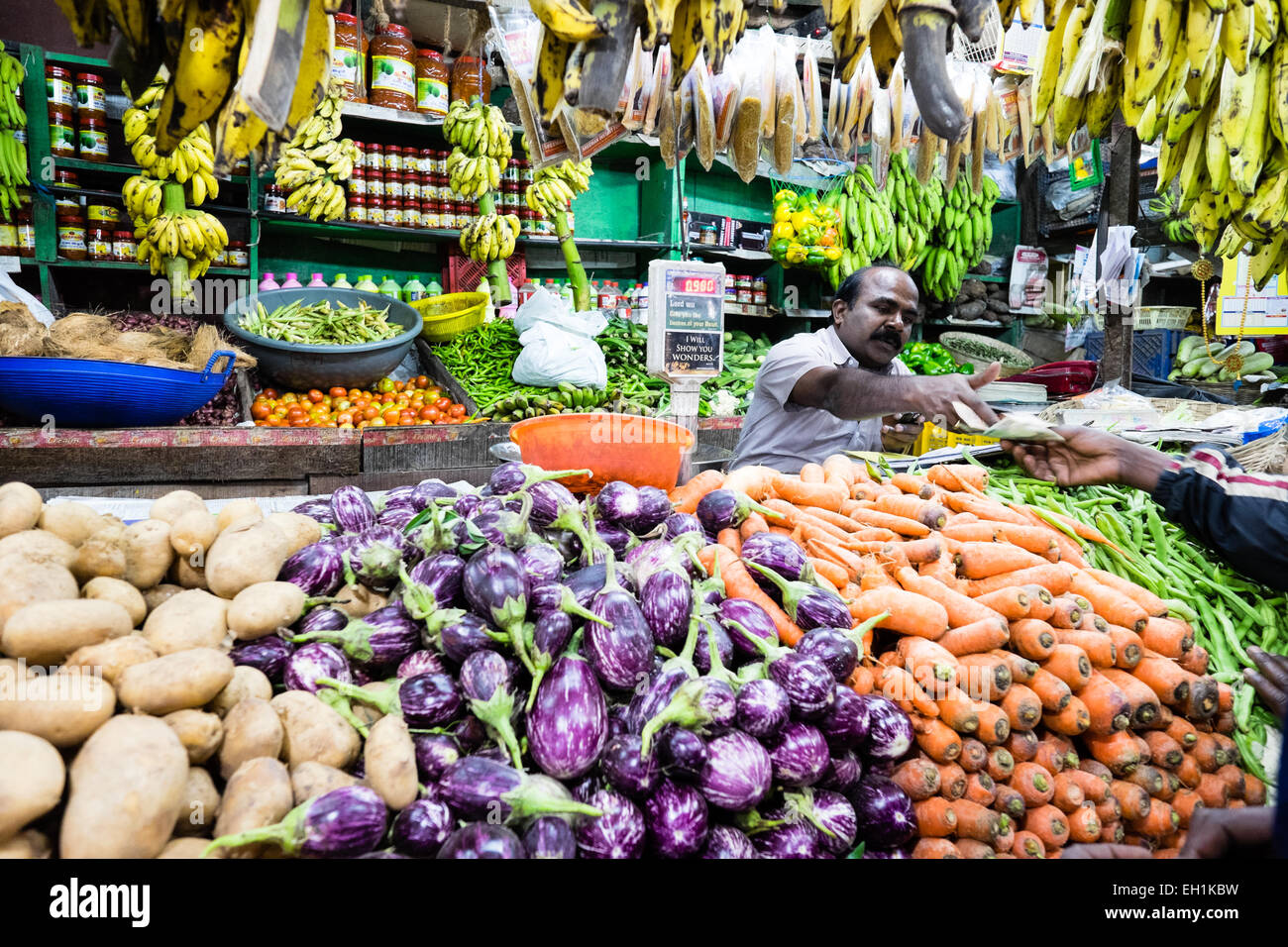 Un décrochage titulaire et ses produits du marché, marché Munnar, Inde Banque D'Images