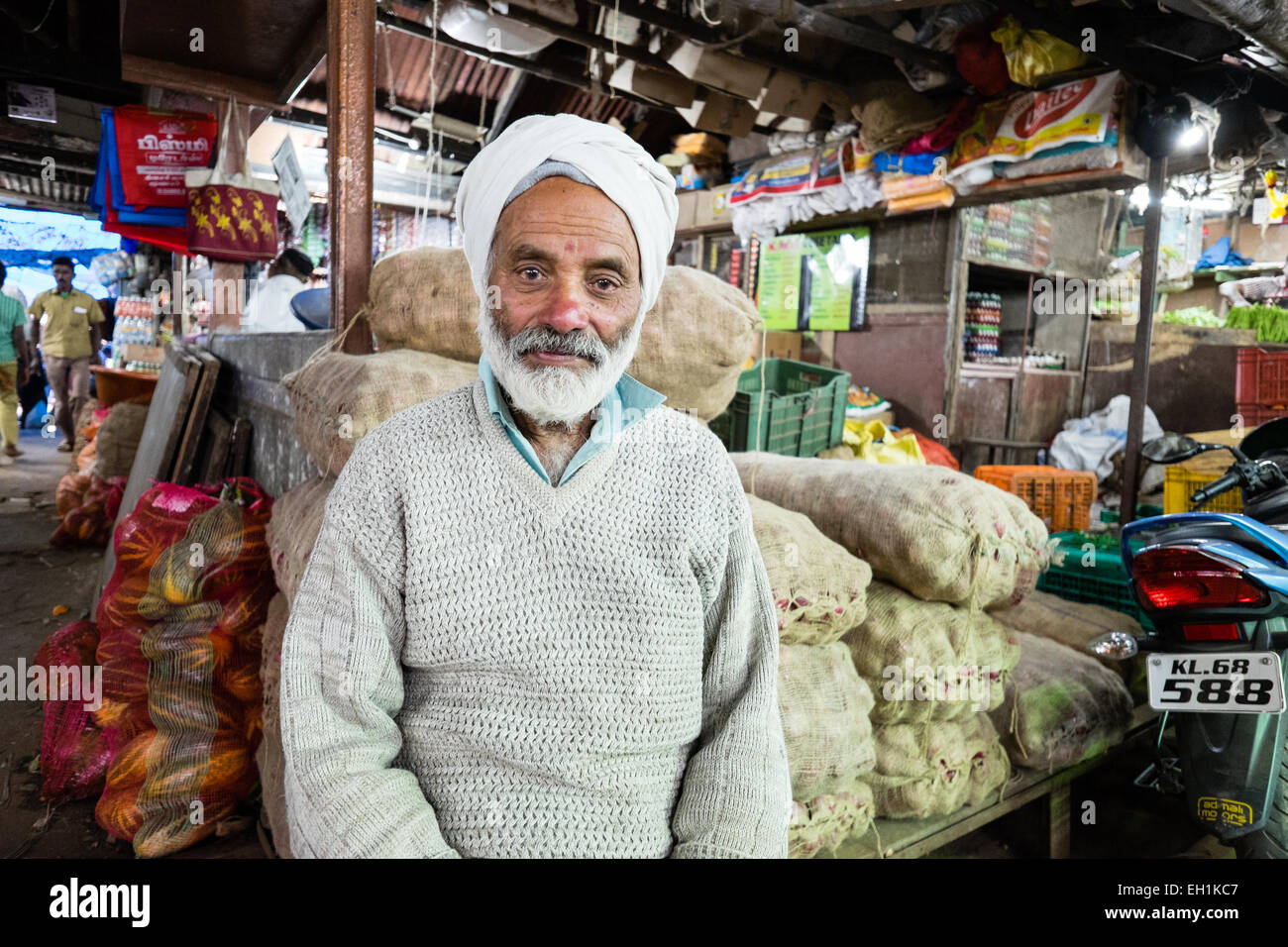 Un décrochage titulaire et ses produits du marché, marché Munnar, Inde Banque D'Images