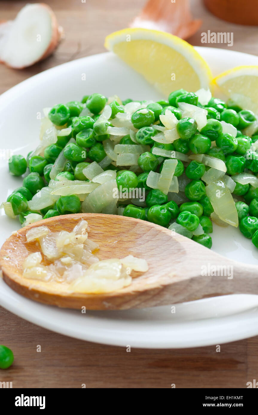 Bouillon de poulet petits pois cuits avec des oignons, l'ail et les épices. Banque D'Images