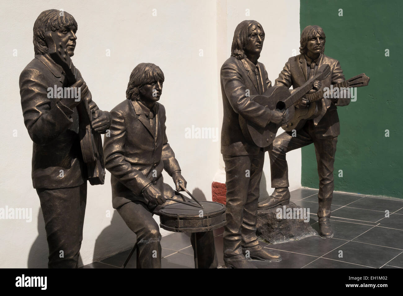 Les Beatles en grandeur nature statue en bronze forme dans un restaurant à Trinidad, Cuba. Banque D'Images