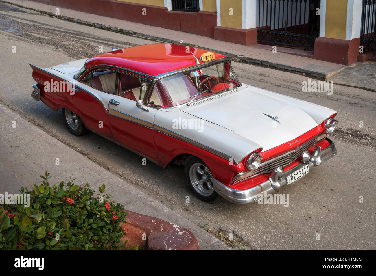 1957 Ford Fairlane Americana classique sur la rue à Trinidad de Cuba. Banque D'Images