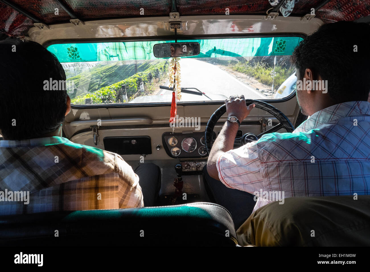 Jeep - La Route de la plantations de thé de Munnar, Inde Banque D'Images