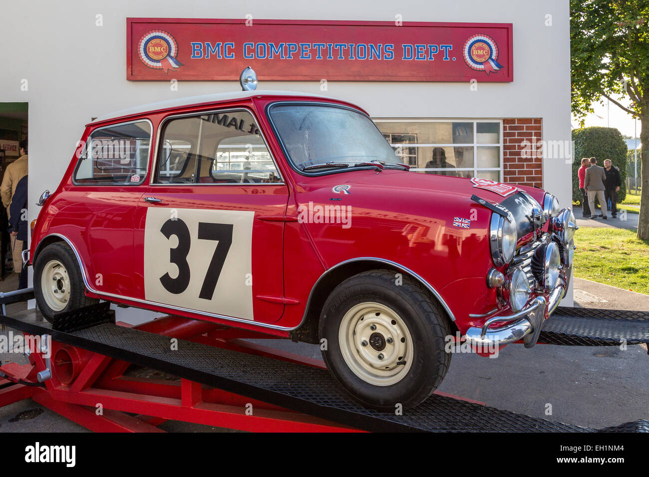 1964 Mini Cooper S réplique de Paddy Hopkirk Monte Carlo La voiture gagnante. À l'affiche au Goodwood REvival 2014, Sussex, UK. Banque D'Images