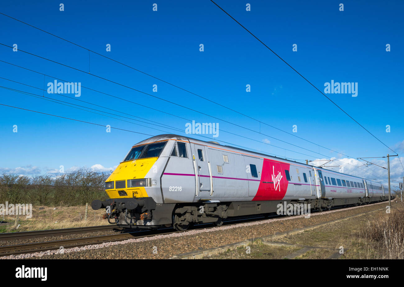 La nouvelle ville de franchise entre la côte est vierge et Stagecoach locomotive électrique dans la nouvelle livrée rouge et gris. Banque D'Images