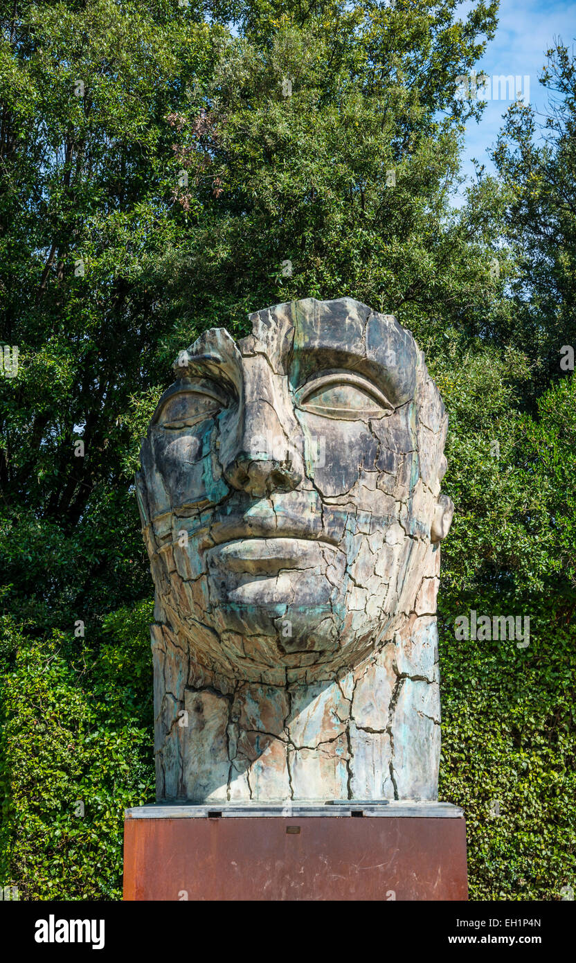 Tête d'une sculpture géante Romain par Igor Mitoraj dans les jardins de Boboli ou Giardino di Boboli, Florence, Toscane, Italie Banque D'Images