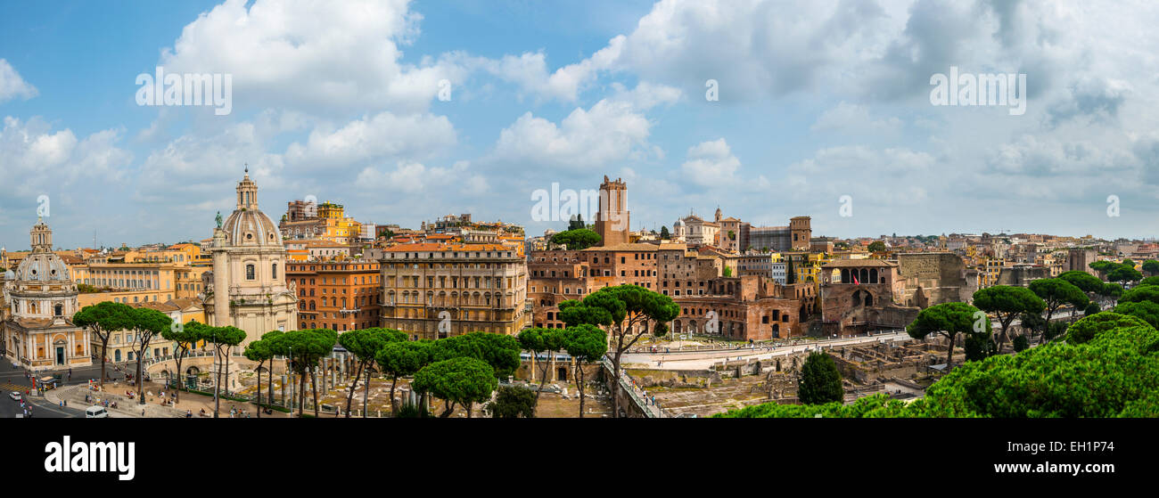 Le Forum Romain, le Forum de Trajan avec la Colonne Trajane et de l'Église Santissimo Nome di Maria al Foro traiano, Marchés de Trajan, Rome Banque D'Images