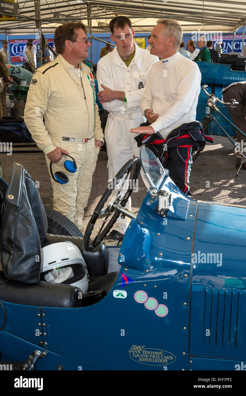 Heinz Bachmann, à gauche, des entretiens avec d'autres venus à l'Trophée Goodwood 2014 Goodwood Revival, Sussex, UK. Banque D'Images