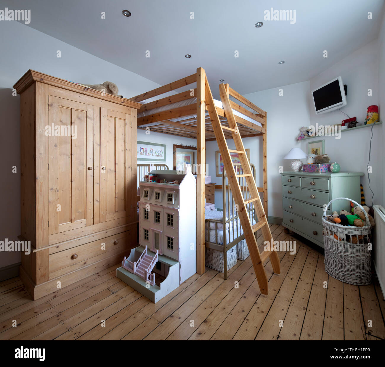 Lit mezzanine en bois et une armoire dans la chambre de l'enfant de la maison de Macclesfield, Cheshire, England, UK Banque D'Images