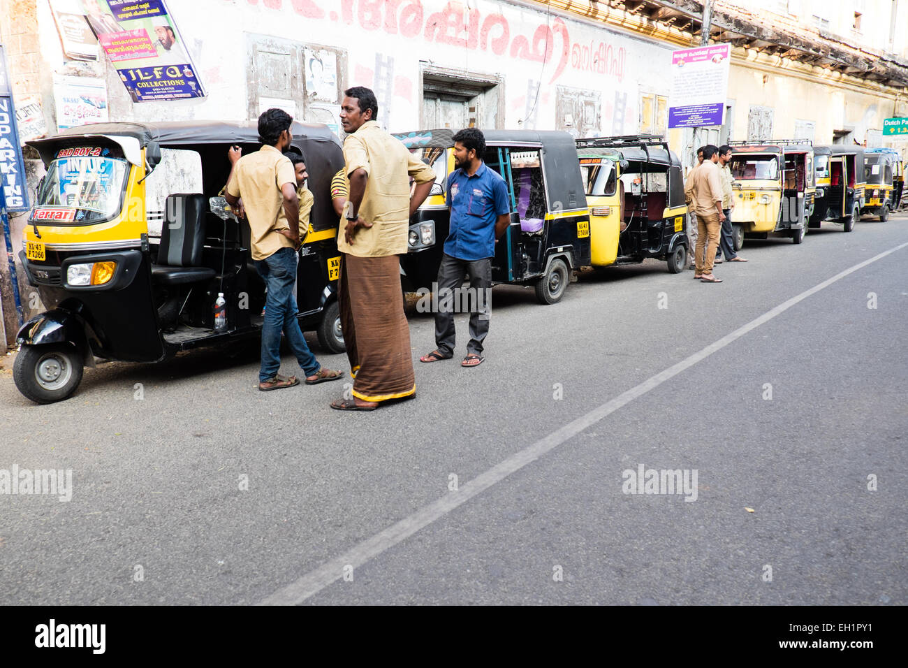 Des files d'auto rickshaws, tuk tuks, Munnar, India Banque D'Images