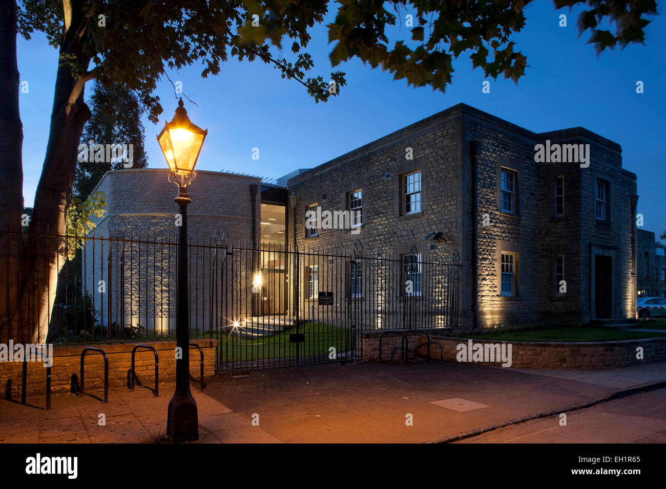 Merton College, Oxford University, salle de conférence et de réception. Au crépuscule extérieur de Merton College. Des murs en pierre et un éclairage subtil. Banque D'Images