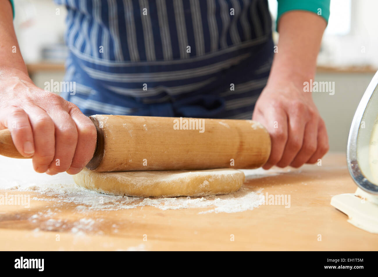 À l'aide de rouleau à pâtisserie pour étaler une pâte Photo Stock - Alamy
