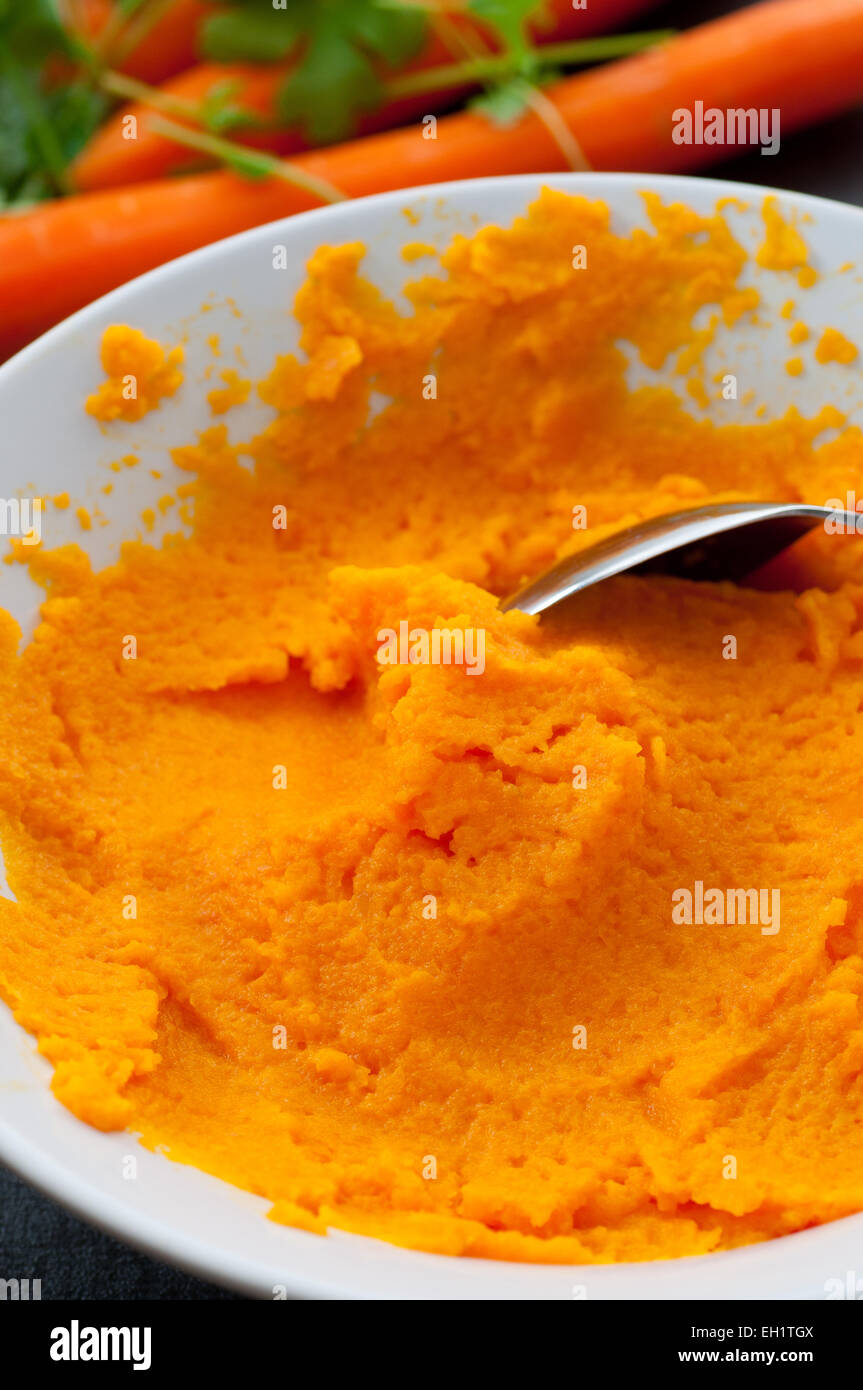 Un bol de purée de carotte fait maison. Banque D'Images