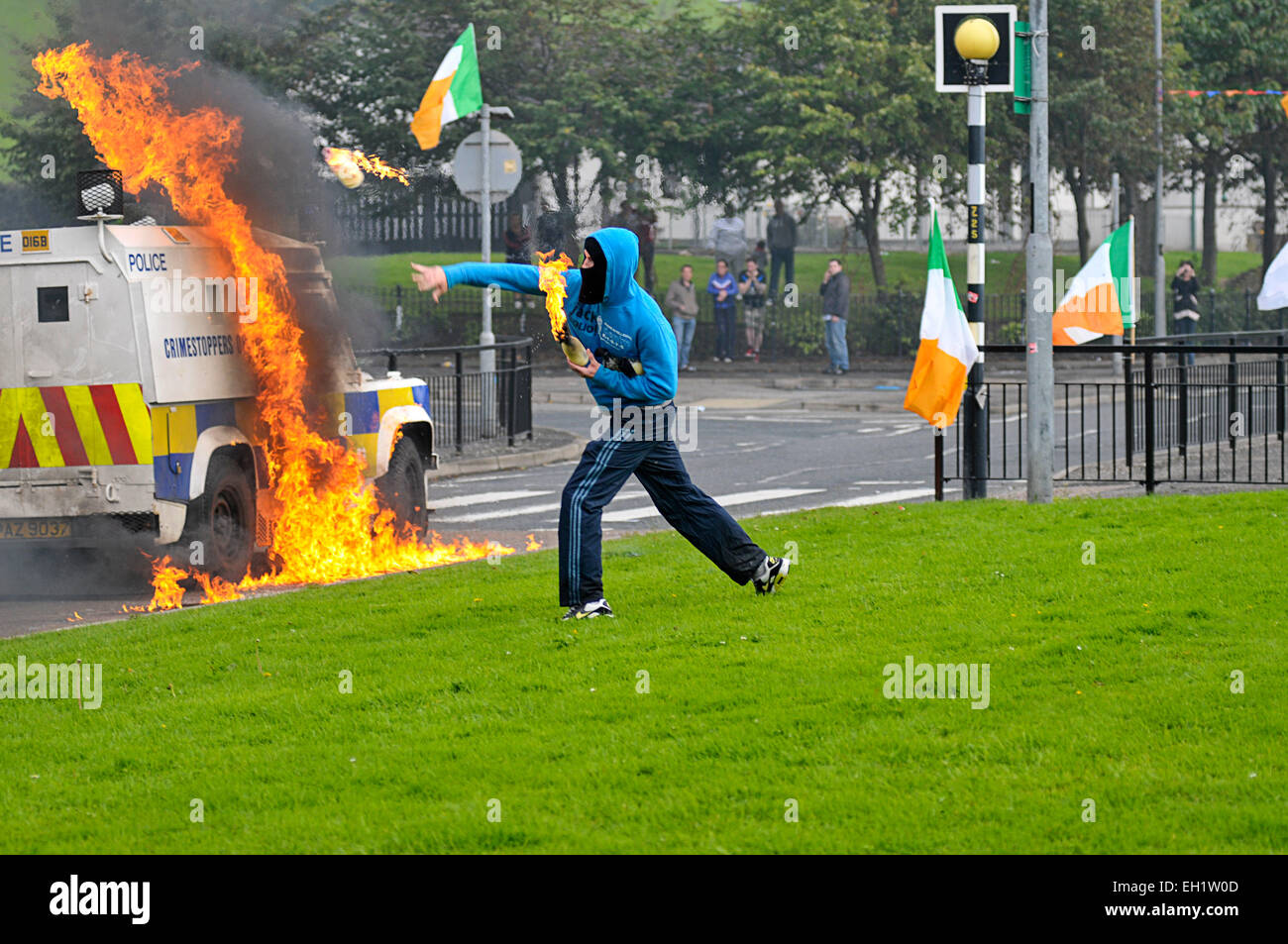 Les jeunes nationalistes lancer cocktails Molotov sur des véhicules au  cours des émeutes de PSNI le Bogside, Derry, Londonderry, en Irlande du Nord  Photo Stock - Alamy