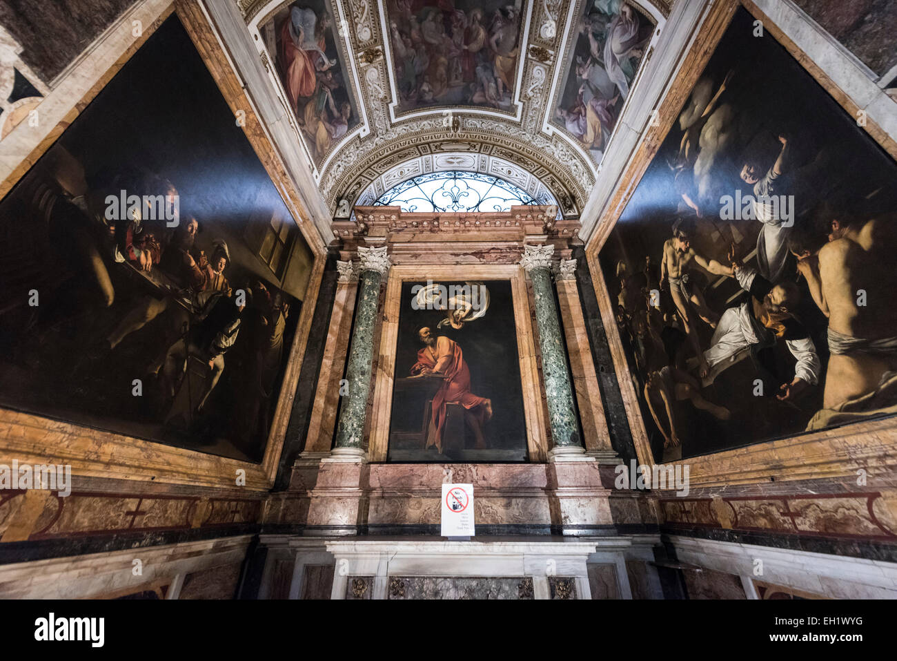 Rome. L'Italie. Peintures de Caravaggio dans la chapelle Contarelli, Chiesa di San Luigi dei Granai. L'inspiration de Saint Matthieu (centre) Banque D'Images