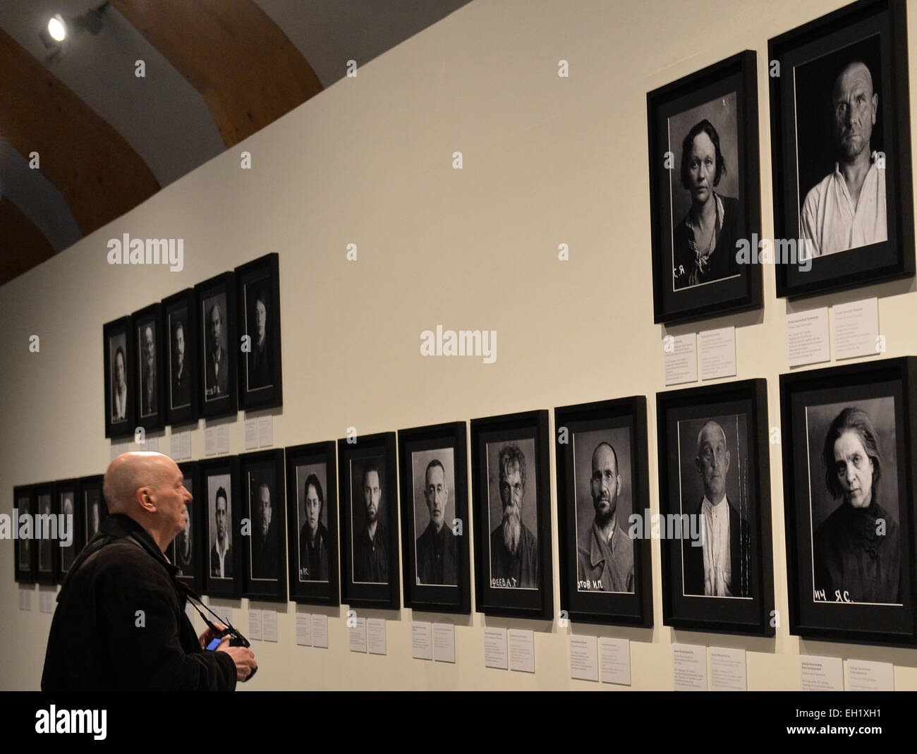 Potsdam, Allemagne. 5Th Mar, 2015. Un visiteur regarde les portraits de citoyens soviétiques assassinés au cours de l'exposition "Der Grosse terreur 1937 -1938 dans der Sowjetunion' (grandes purges de 1937 -1938 dans l'Union soviétique) à la 'Haus der Brandenburgisch-Preussischen Geschichte' Museum à Potsdam, Allemagne, 5 mars 2015. L'exposition qui est présentée en Allemagne pour la première fois showcaese 80 imprime des photos de la prison et 200 projections visuelles audio et vidéo entretien avec des témoins de la terreur 1937-1938 en Union soviétique. Photo : Bernd Settnik/dpa/Alamy Live News Banque D'Images