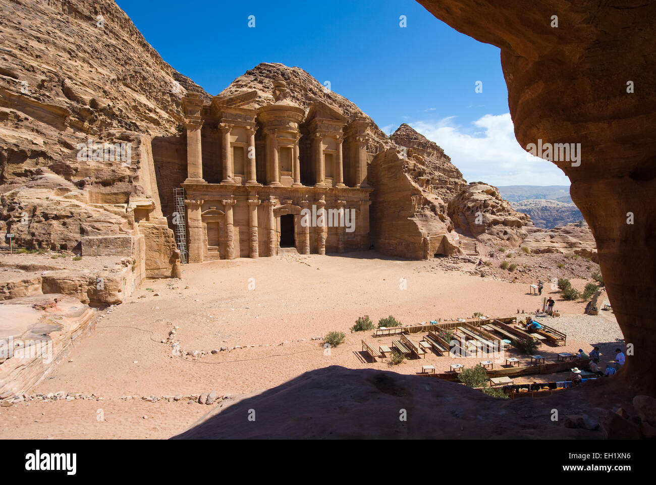 PETRA, JORDANIE - OCT 12, 2014 : les touristes peuvent s'asseoir et se détendre sur une terrasse en face de la 'Petite annonce' Deir monastère à Petra en Jordanie Banque D'Images