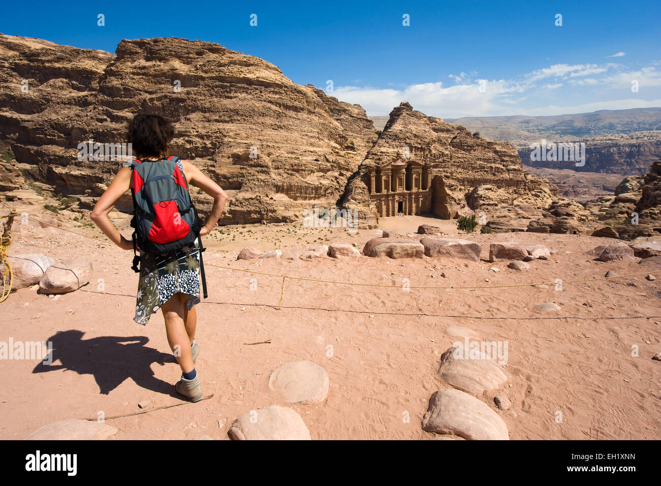 PETRA, JORDANIE - OCT 12, 2014 : Le tourisme est à la recherche vers le bas d'une colline au monastère Deir Ad à Petra en Jordanie Banque D'Images